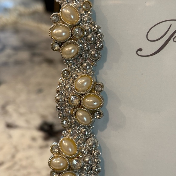 Elegant Pearl and Silver Photo Frame - Picture 3 of 5